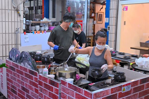 ▲▼川麵道北平店罐罐米線。（圖／部落客橘子狗愛吃糖授權提供）