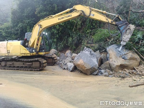 ▲▼公路局派員全力清理台18線阿里山公路68k邊坡滑落落石。（圖／公路局提供）