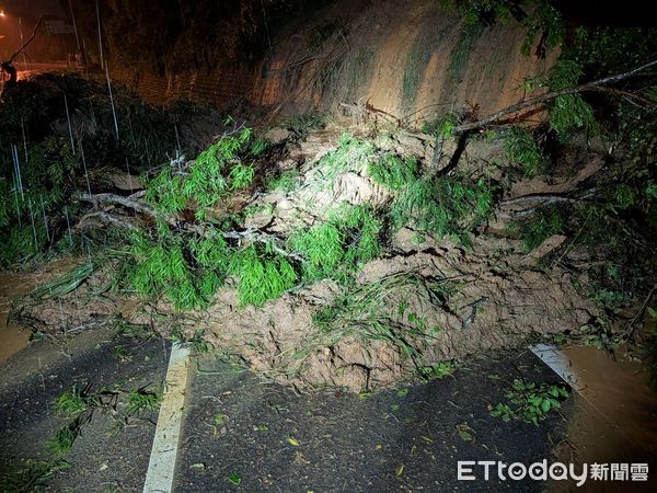 ▲彰化暴雨釀災，2處6車被沖入排水溝。（圖／記者唐詠絮翻攝）