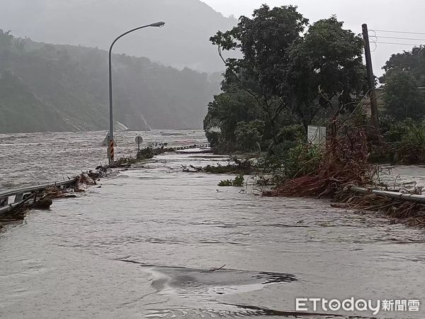 ▲▼ 24hrs狂降破千毫米雨量！高雄山區慘況曝　部落交通中斷又停電。（圖／記者賴文萱翻攝）