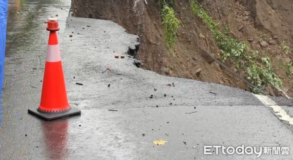 ▲▼南橫公路路基坍方，一家五口連人帶車墜谷。（圖／民眾提供）
