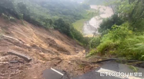 ▲▼南橫公路路基坍方，一家五口連人帶車墜谷。（圖／記者許宥孺翻攝）