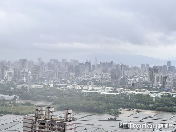 ▲▼台中市，大雨,淹水             。（圖／記者陳筱惠攝）