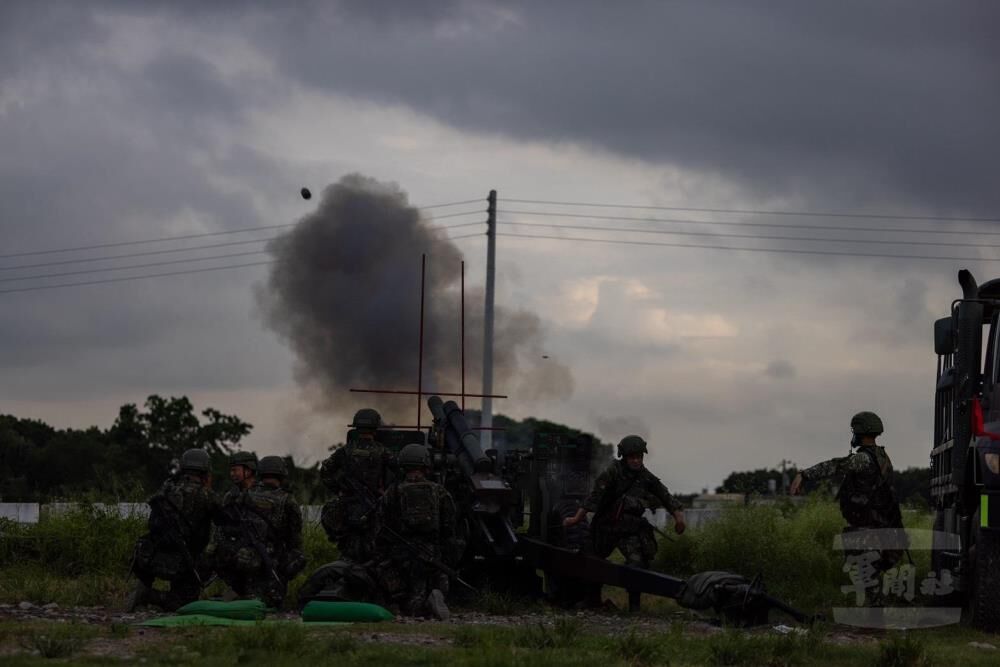 混合砲兵營105公厘榴砲夜間實射　蘭指部官兵挑戰夜間觀瞄