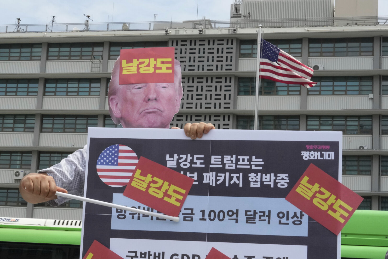 ▲▼針對關稅談判，南韓公民團體30日在美國駐韓大使館前，抗議川普是「巧取豪奪的強盜」。（圖／達志影像／美聯社）