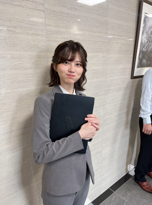 ▲▼「日本OL太甜美」全球爆紅！這張照狂吸7600萬觀看　馬斯克也轉發。荒木佐保里（圖／翻攝X@kawausosuki0513）