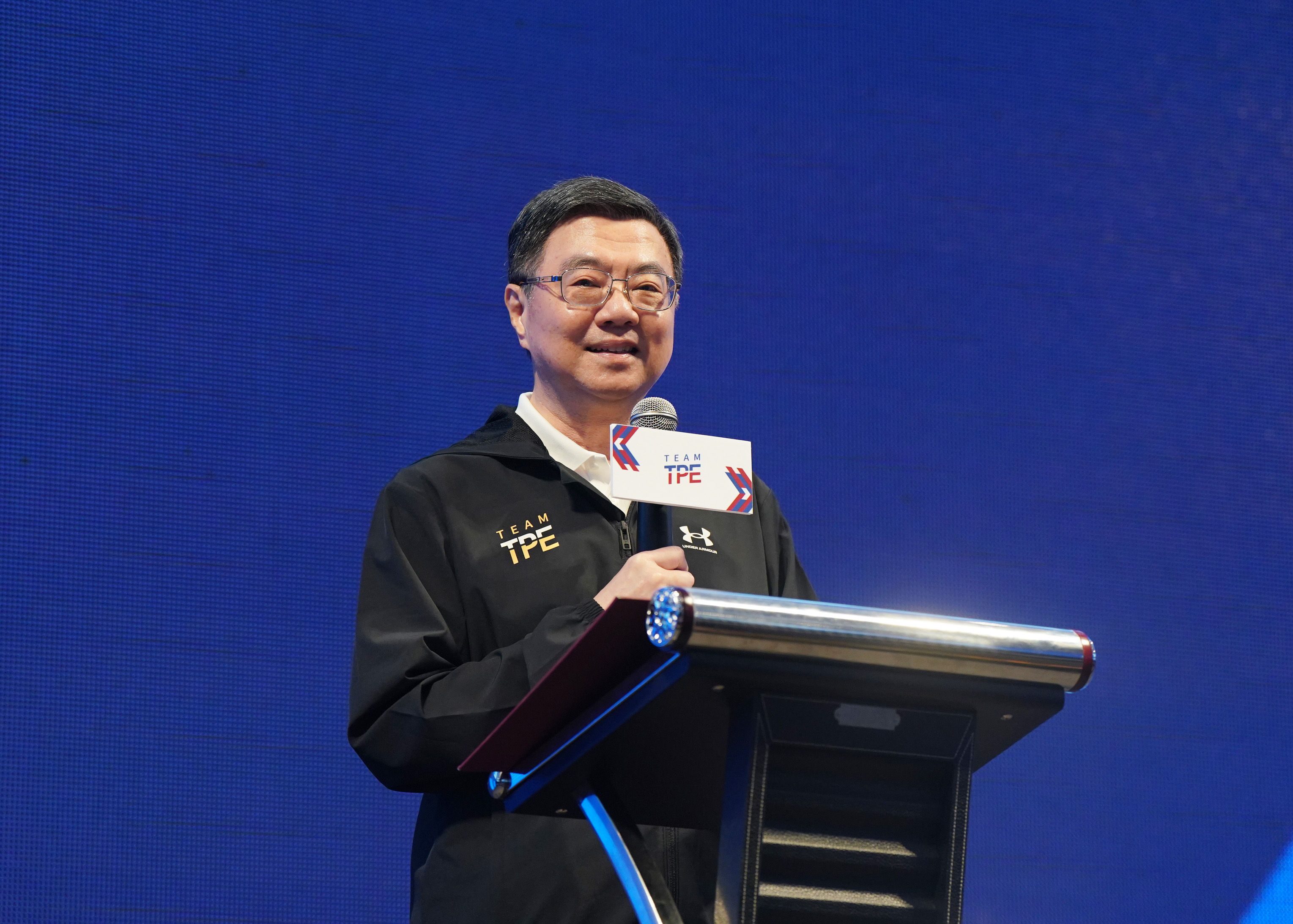 ▲▼2025第32屆萊茵魯爾世界大學運動會感恩餐會，由桌球高承睿選手(右)致贈大會吉祥物予行政院卓榮泰院長(左)。 跆拳道品勢郭彥妤選手(左)及羽球吳軒毅選手(右)致贈簽名團旗予行政院卓榮泰院長(中)。行政院卓榮泰院長勉勵選手            。（圖／體育署提供）