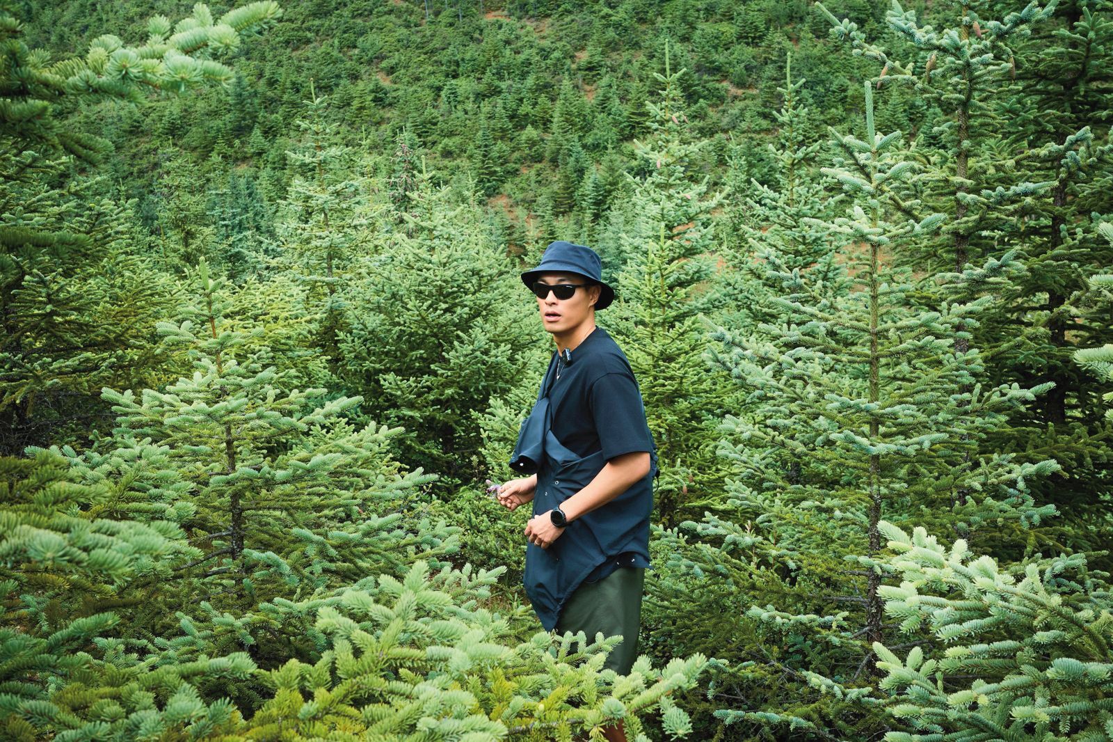 即將成為三寶爸的楊祐寧，搶穿台灣率先發售的Still Peaks戶外膠囊系列。（Bottega Veneta提供）