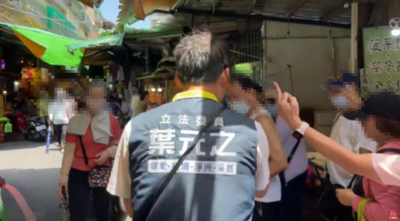 葉元之反罷成功謝票又遇鬧場　罷免支持者惡意推擠、狂比中指挑釁