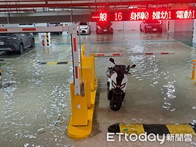 台中室內停車場「汪洋一片」水淹輪胎 里長狂打電話通知移車