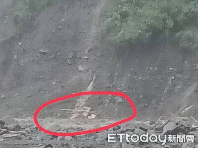 獨/高雄復興里淪孤島!河水吞沒道路、怪手 4人受困砂石場旁