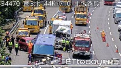 快訊／國3北上遊覽車遭2車追撞　3人受傷回堵2公里