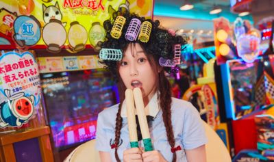安吉遊樂場廝殺慘敗！　被懲罰戴爆炸頭「化身包租婆」