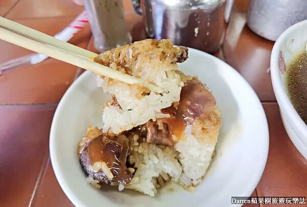 ▲▼袁家筒仔米糕排骨酥。（圖／部落客Darren蘋果樹旅遊玩樂誌授權提供）