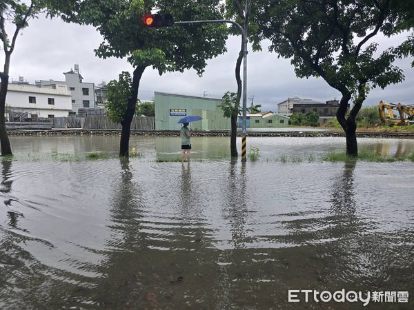 ▲▼台中,淹水。（圖／記者許權毅翻攝）