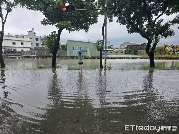 ▲▼台中,淹水。（圖／記者許權毅翻攝）