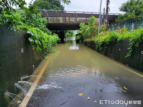 ▲▼台中,淹水。（圖／記者許權毅翻攝）