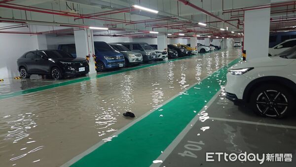 ▲▼台中淹水。（圖／長榮里長洪資源提供）