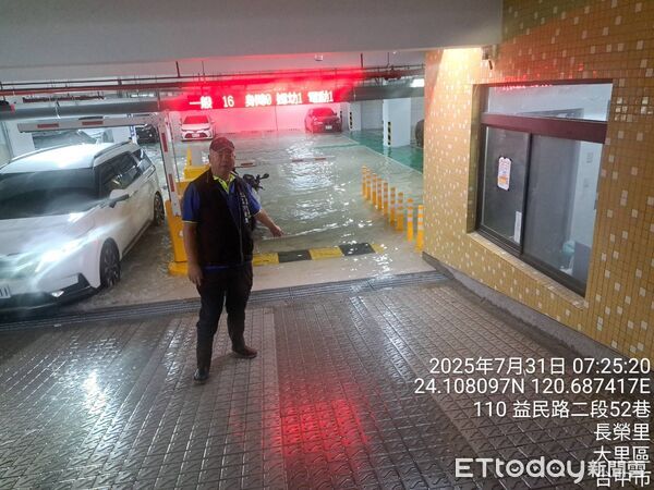 ▲▼台中淹水。（圖／長榮里長洪資源提供）