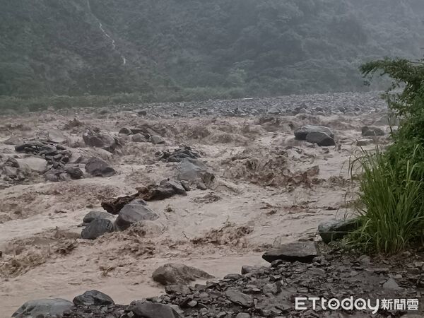 ▲▼獨／高雄山區淪孤島！河水「吞沒道路、怪手」　砂石場4住戶受困。（圖／桃源區區民代表吳永貴提供）