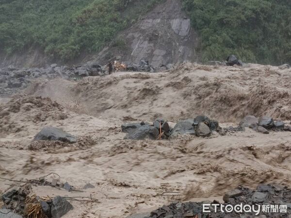 ▲▼獨／高雄山區淪孤島！河水「吞沒道路、怪手」　砂石場4住戶受困。（圖／桃源區區民代表吳永貴提供）