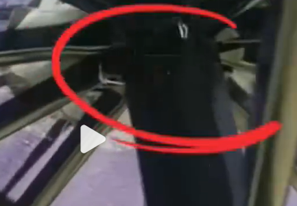 ▲▼傘骨出現藍色火光。（圖／翻攝自微博）