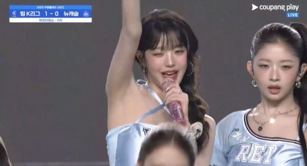 ▲▼ 張員瑛開球平口辣露北半球事業線　韓網吵翻「太色情VS很美」。（圖／翻攝自IVE IG、Coupang Play）