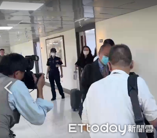 ▲▼台北市副議長葉林傳辦公室遭搜索，檢調人員拖出小行李箱。（圖／記者陳家祥攝）