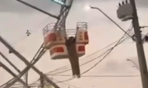 女遊客摔出摩天輪包廂　「懸掛30公尺空中」狂喊：我要掉下去了。（圖／翻攝自YouTube）