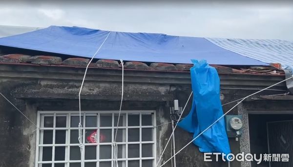 ▲風災後已20多天，災區隨著可見房屋屋頂以覆蓋帆布應急的景象，外面下雨屋內也下，日子不知怎麼過，苦不堪言。（圖／記者林東良翻攝，下同）