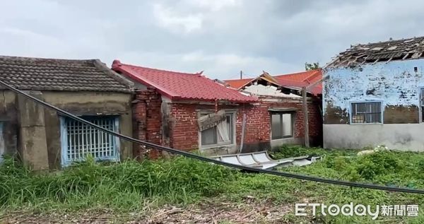 ▲風災後已20多天，災區隨著可見房屋屋頂以覆蓋帆布應急的景象，外面下雨屋內也下，日子不知怎麼過，苦不堪言。（圖／記者林東良翻攝，下同）