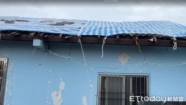 ▲風災後已20多天，災區隨著可見房屋屋頂以覆蓋帆布應急的景象，外面下雨屋內也下，日子不知怎麼過，苦不堪言。（圖／記者林東良翻攝，下同）