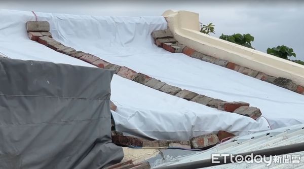 ▲風災後已20多天，災區隨著可見房屋屋頂以覆蓋帆布應急的景象，外面下雨屋內也下，日子不知怎麼過，苦不堪言。（圖／記者林東良翻攝，下同）