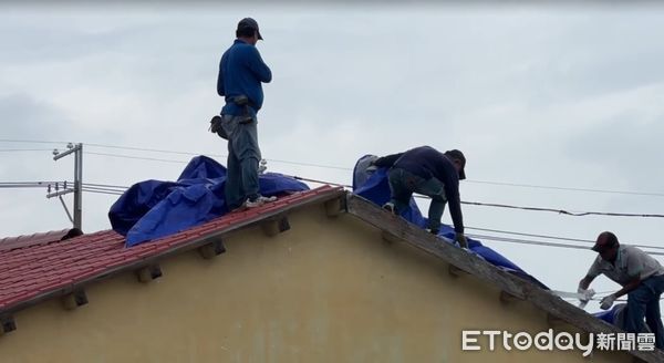 ▲風災後已20多天，災區隨著可見房屋屋頂以覆蓋帆布應急的景象，外面下雨屋內也下，日子不知怎麼過，苦不堪言。（圖／記者林東良翻攝，下同）