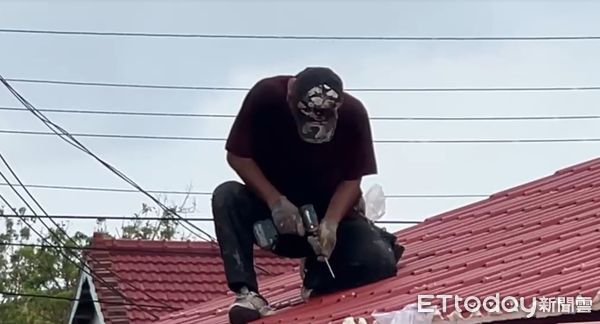 ▲風災後已20多天，災區隨著可見房屋屋頂以覆蓋帆布應急的景象，外面下雨屋內也下，日子不知怎麼過，苦不堪言。（圖／記者林東良翻攝，下同）