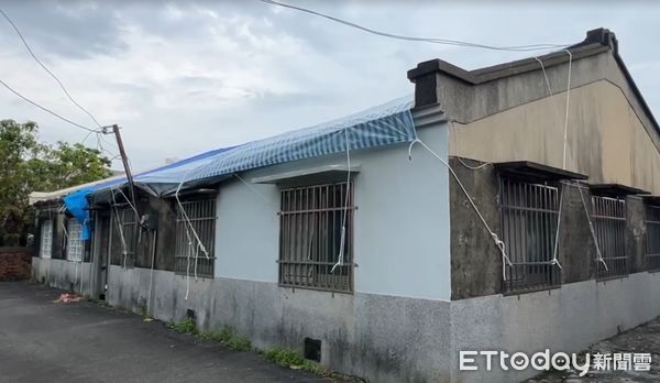▲風災後已20多天，災區隨著可見房屋屋頂以覆蓋帆布應急的景象，外面下雨屋內也下，日子不知怎麼過，苦不堪言。（圖／記者林東良翻攝，下同）