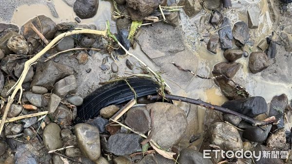 ▲高雄一家五口墜谷，車輛解體，目前僅尋獲一人屍體、另一人斷手。（圖／記者吳奕靖翻攝）