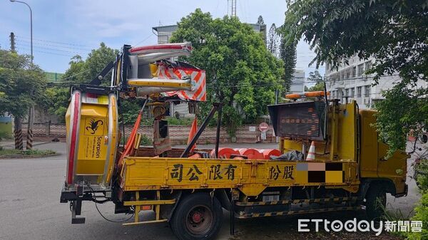 ▲藍色休旅車開ACC輔助系統，因分心未留意前方車況，追捧施工緩撞車後，再波及2車碰撞。（圖／記者楊永盛翻攝）