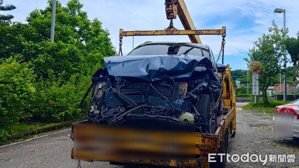 ▲藍色休旅車開ACC輔助系統，因分心未留意前方車況，追捧施工緩撞車後，再波及2車碰撞。（圖／記者楊永盛翻攝）