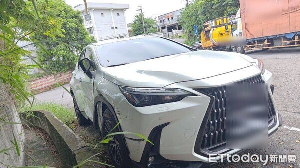 ▲藍色休旅車開ACC輔助系統，因分心未留意前方車況，追捧施工緩撞車後，再波及2車碰撞。（圖／記者楊永盛翻攝）