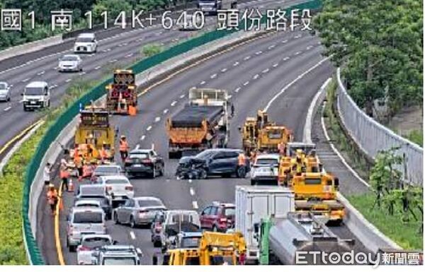 ▲藍色休旅車開ACC輔助系統，因分心未留意前方車況，追捧施工緩撞車後，再波及2車碰撞。（圖／記者楊永盛翻攝）