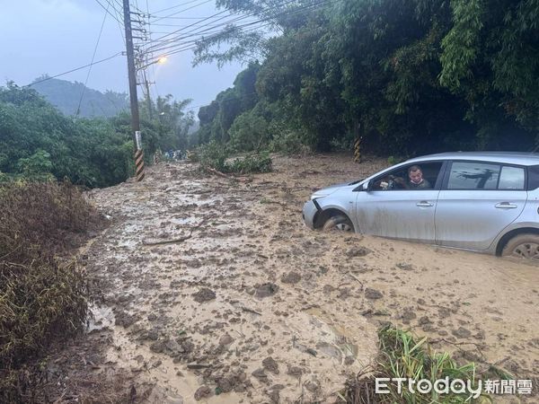 ▲土石流掩沒馬路。（圖／市議員江和樹提供）