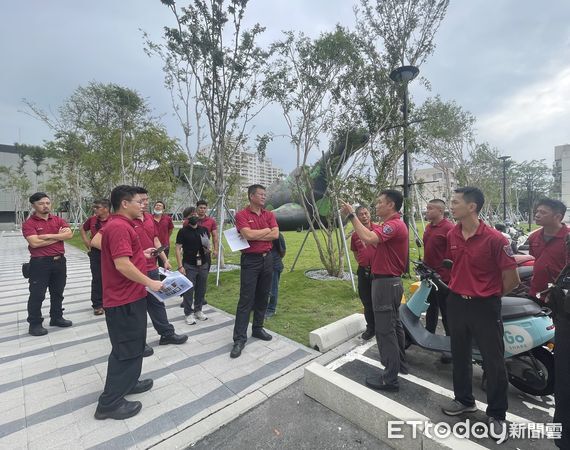 ▲台南市消防局第七大隊人員進入誠品生活台南，實地踏勘商場內部動線與消防設備位置。（記者林東良翻攝，下同）