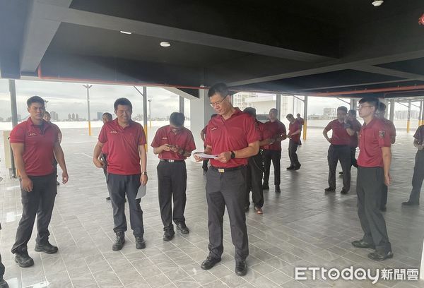 ▲台南市消防局第七大隊人員進入誠品生活台南，實地踏勘商場內部動線與消防設備位置。（記者林東良翻攝，下同）