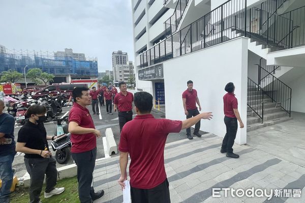 ▲台南市消防局第七大隊人員進入誠品生活台南，實地踏勘商場內部動線與消防設備位置。（記者林東良翻攝，下同）