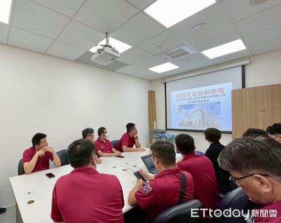 ▲台南市消防局第七大隊人員進入誠品生活台南，實地踏勘商場內部動線與消防設備位置。（記者林東良翻攝，下同）