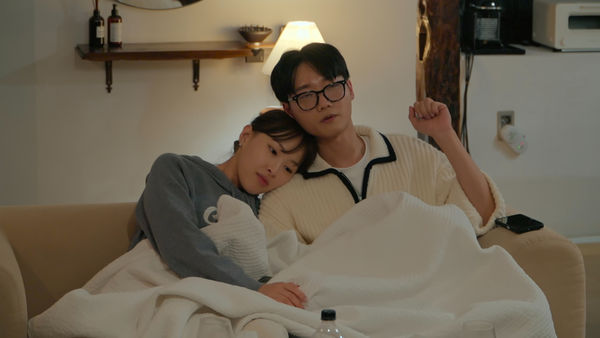 ▲▼《母胎單身》男、女初夜床上親出喇舌聲　主持人暴動：年輕人真大膽。（圖／翻攝自Netflix）