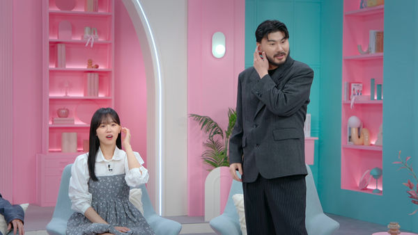▲▼《母胎單身》男、女初夜床上親出喇舌聲　主持人暴動：年輕人真大膽。（圖／翻攝自Netflix）