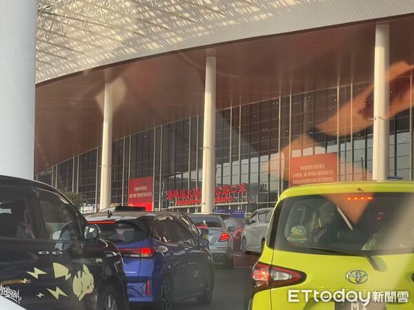 ▲▼ 港珠澳大橋、口岸、香港人、澳門人私家車、口岸擠滿人潮            。（圖／記者任以芳攝）