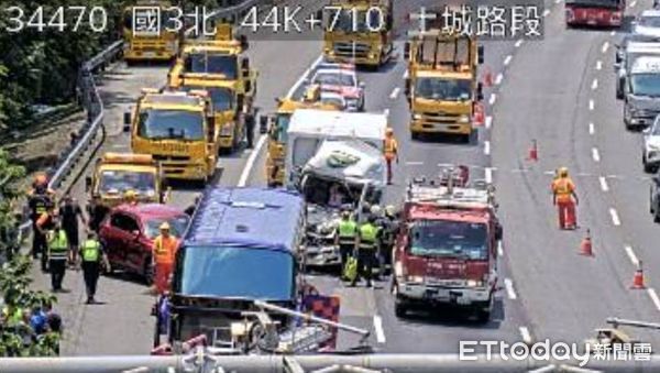 ▲國3北上土城段遊覽車遭追撞，3人受傷送醫。（圖／記者陸運陞攝）